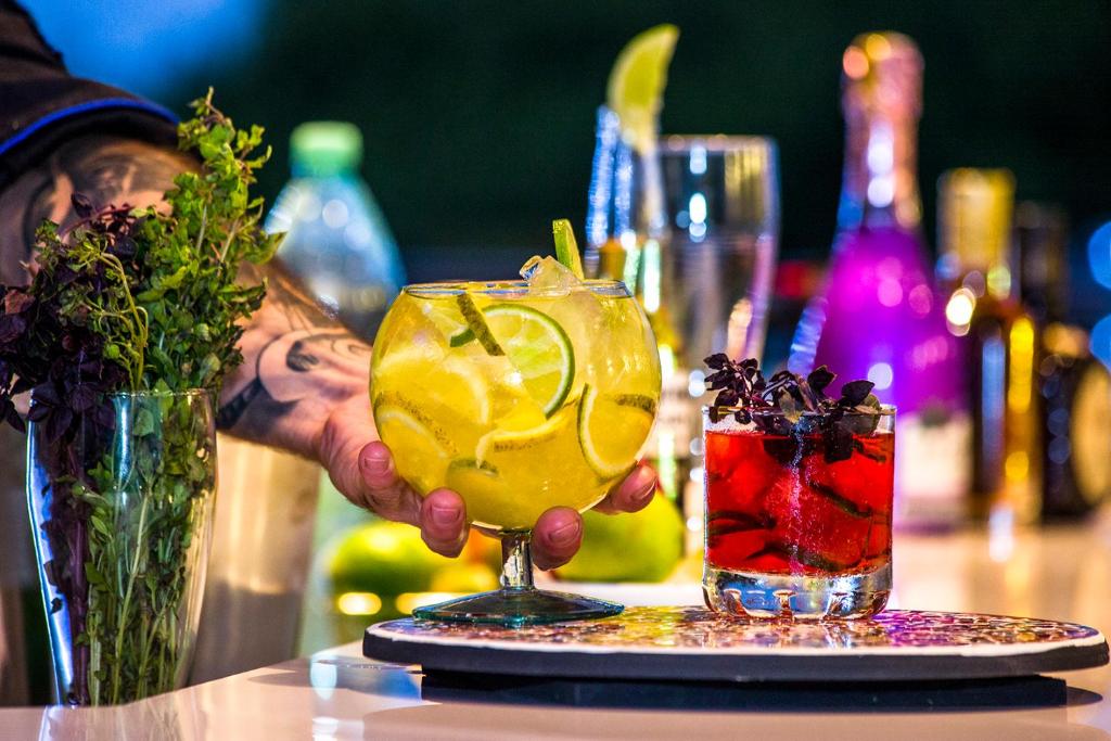 Bar & Lounge
